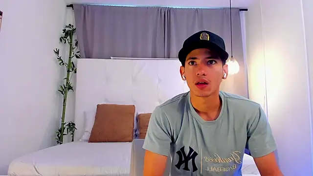 Snapshot of Alejo-and-Thiago chatting on 06-23-26, 12:25 Alejo-and-Thiago online show from 06-23-26, 12:25