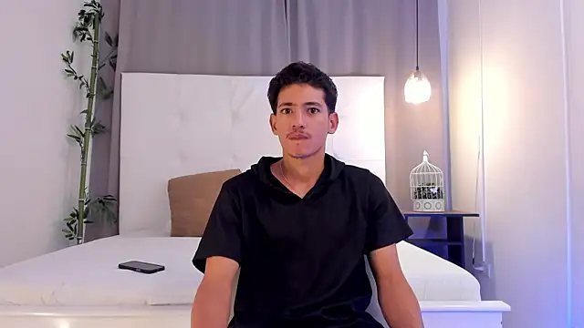 Snapshot of Alejo-and-Thiago chatting on 07-06-26, 12:24 Alejo-and-Thiago online show from 07-06-26, 12:24