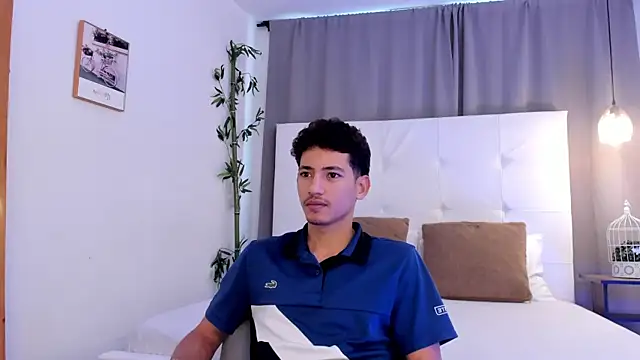 Snapshot of Alejo-and-Thiago chatting on 07-21-26, 12:29 Alejo-and-Thiago online show from 07-21-26, 12:29