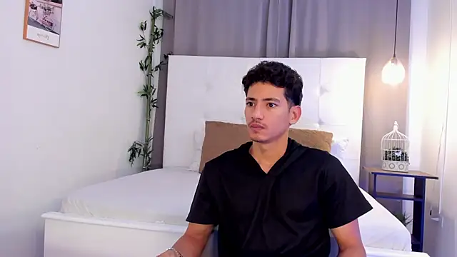 Snapshot of Alejo-and-Thiago chatting on 07-22-26, 12:30 Alejo-and-Thiago online show from 07-22-26, 12:30