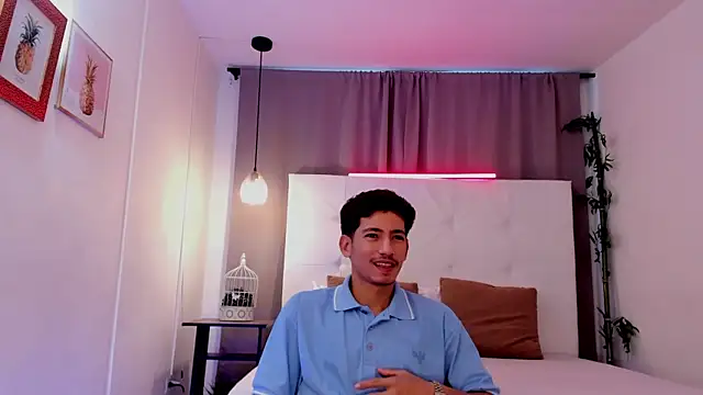 Snapshot of Alejo-and-Thiago chatting on 07-25-26, 12:14 Alejo-and-Thiago online show from 07-25-26, 12:14