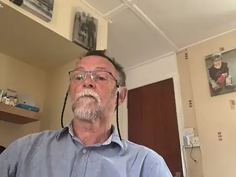 Snapshot of Moonraker64 chatting on 06-18-26, 04:33 Moonraker64 online show from 06-18-26, 04:33