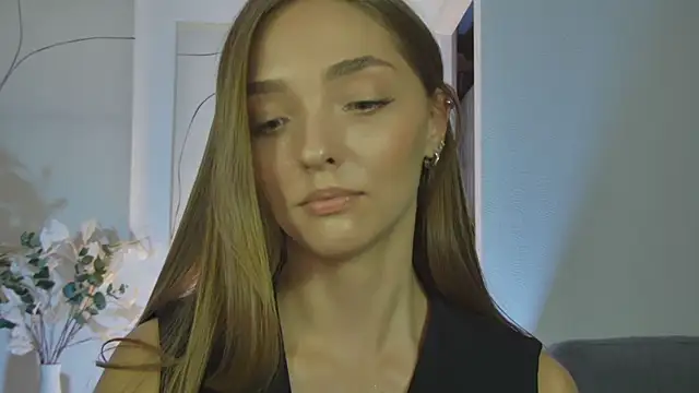Snapshot of MilaVoss chatting on 06-14-26, 08:33 MilaVoss online show from 06-14-26, 08:33