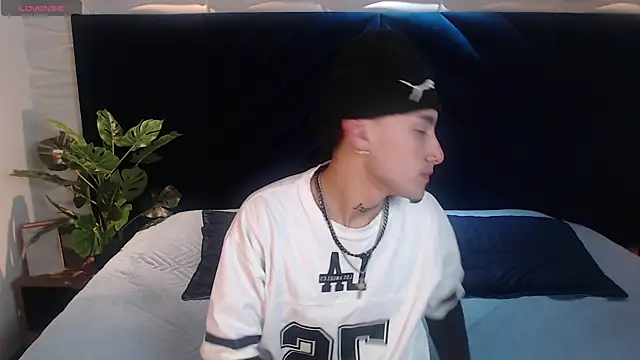 Snapshot of Spencerwhite_ chatting on 06-16-26, 10:23 Spencerwhite online show from 06-16-26, 10:23