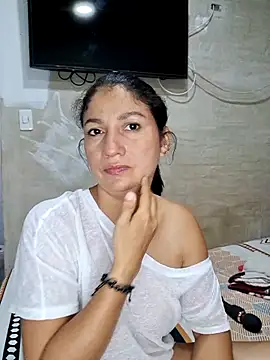 Snapshot of Rosa1079 chatting on 06-07-26, 03:32 Rosa1079 online show from 06-07-26, 03:32
