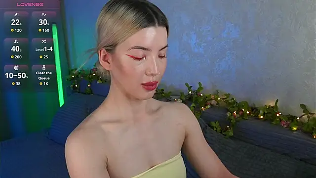 LindaThackerr online show from 06-19-26, 04:17