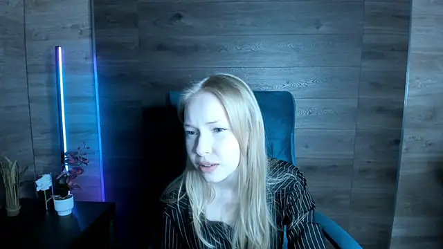 LovvieLov online show from 05-05-26, 04:48