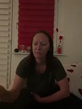 LindaLee90 online show from 06-08-26, 10:43