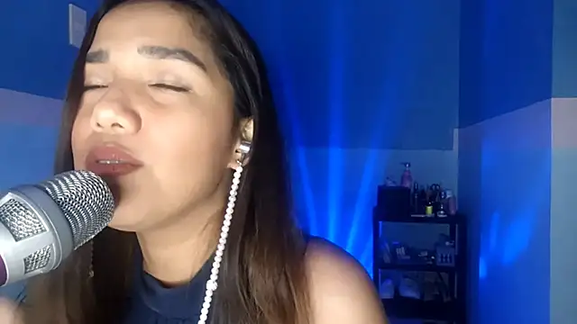 Snapshot of AnneHanacek chatting on 05-11-26, 04:04 AnneHanacek online show from 05-11-26, 04:04