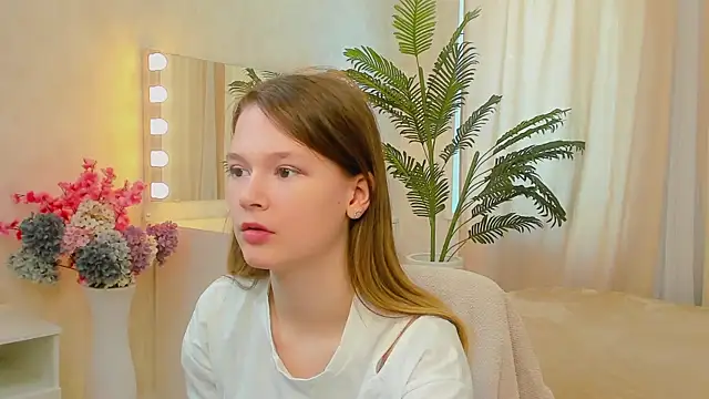 Snapshot of TiaGarnsey chatting on 05-12-26, 02:03 TiaGarnsey online show from 05-12-26, 02:03
