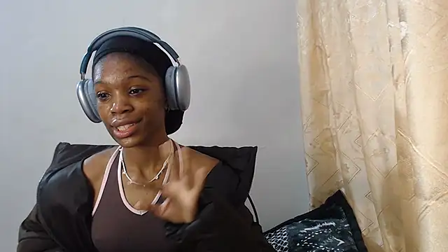 Snapshot of PetiteBarbie_05 chatting on 07-23-26, 06:22 PetiteBarbie 05 online show from 07-23-26, 06:22