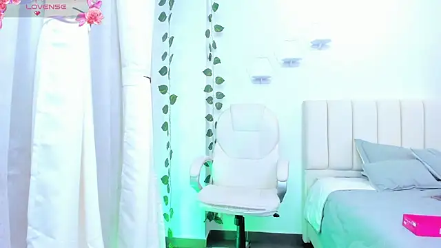 mia18    online show from 06-03-26, 08:47