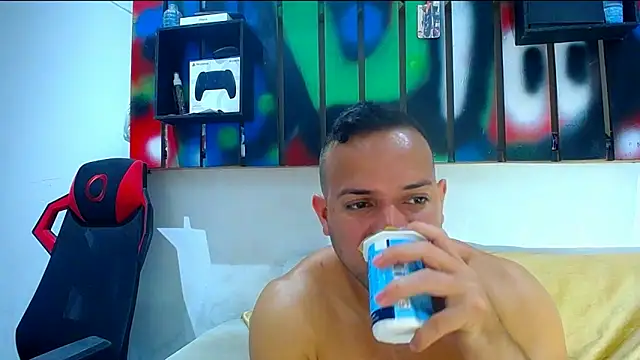 Snapshot of hugo_19cm chatting on 03-18-26, 03:31 hugo 19cm online show from 03-18-26, 03:31