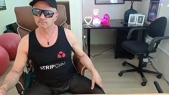Snapshot of hotdadbod chatting on 04-19-26, 09:39 hotdadbod online show from 04-19-26, 09:39