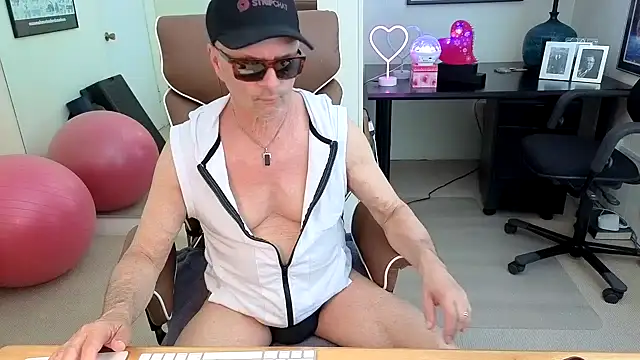 Snapshot of hotdadbod chatting on 06-12-26, 09:35 hotdadbod online show from 06-12-26, 09:35