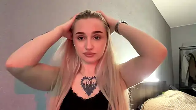 Snapshot of TiffanieSluyter chatting on 05-19-26, 03:40 TiffanieSluyter online show from 05-19-26, 03:40