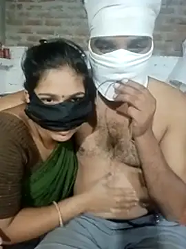 Snapshot of Hindicouple1 chatting on 06-25-26, 04:00 Hindicouple1 online show from 06-25-26, 04:00
