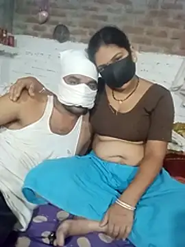 Snapshot of Hindicouple1 chatting on 07-04-26, 03:29 Hindicouple1 online show from 07-04-26, 03:29