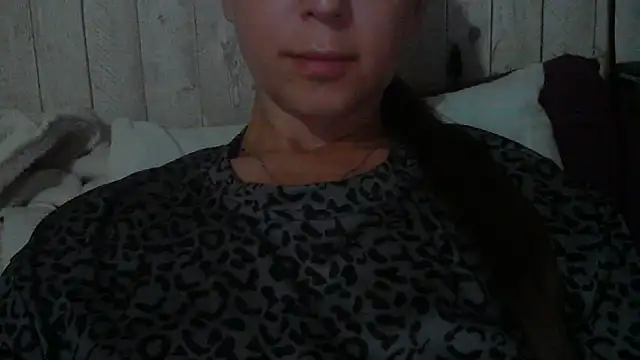Snapshot of Bella--White chatting on 05-29-26, 04:05 Bella--White online show from 05-29-26, 04:05