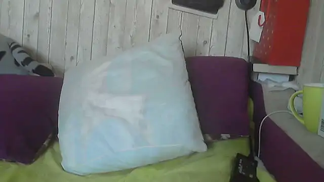 Snapshot of Bella--White chatting on 06-08-26, 05:30 Bella--White online show from 06-08-26, 05:30