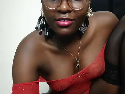 Snapshot of GoldenZuri chatting on 06-24-26, 01:04 GoldenZuri online show from 06-24-26, 01:04