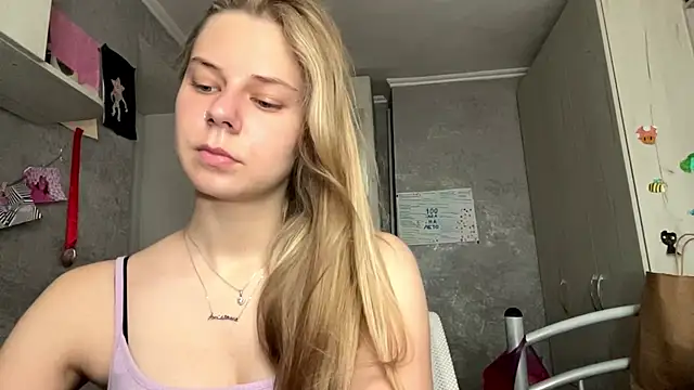 Snapshot of HoneysPiee chatting on 06-12-26, 10:25 HoneysPiee online show from 06-12-26, 10:25