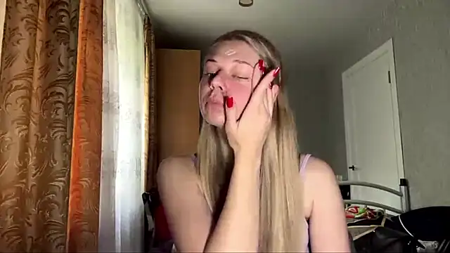 Snapshot of HoneysPiee chatting on 06-15-26, 10:28 HoneysPiee online show from 06-15-26, 10:28