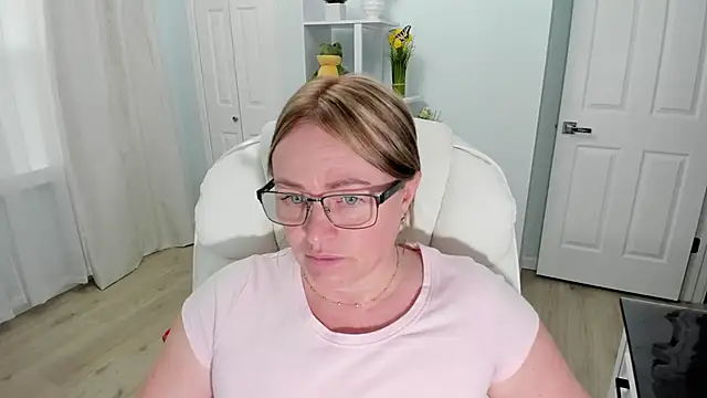 Snapshot of Vika73 chatting on 03-17-25, 07:15 Vika73 online show from 03-17-25, 07:15