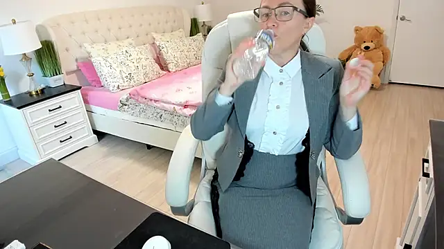 Snapshot of Vika73 chatting on 10-19-25, 01:45 Vika73 online show from 10-19-25, 01:45