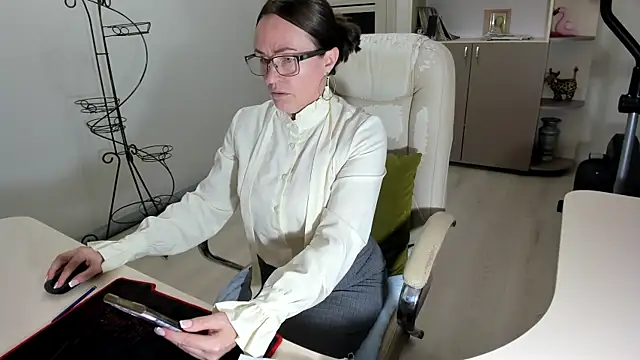 Snapshot of Vika73 chatting on 11-14-25, 04:17 Vika73 online show from 11-14-25, 04:17