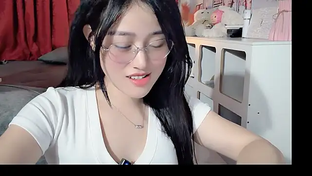 Snapshot of Bee-Cherry chatting on 05-27-26, 04:15 Bee-Cherry online show from 05-27-26, 04:15