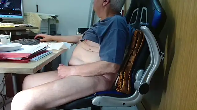Snapshot of Alexxx47100 chatting on 05-28-26, 01:08 Alexxx47100 online show from 05-28-26, 01:08