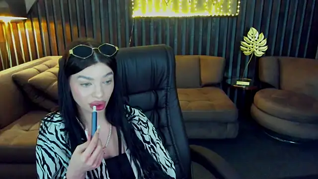 Mia  Mia  online show from 05-19-26, 12:11
