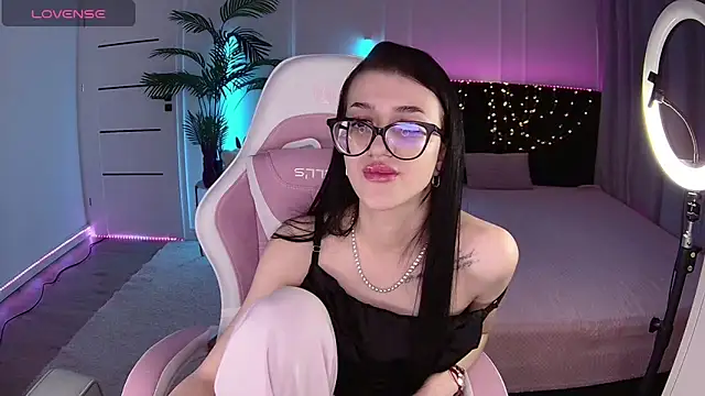 Snapshot of Ariella_Me chatting on 05-26-26, 06:42 Ariella Me online show from 05-26-26, 06:42
