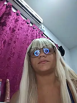 Snapshot of AuraRios chatting on 05-26-26, 04:19 AuraRios online show from 05-26-26, 04:19