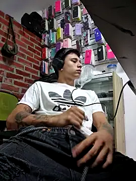 Snapshot of tom_latin chatting on 06-06-26, 10:14 tom latin online show from 06-06-26, 10:14