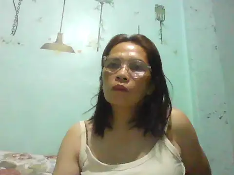 Snapshot of momshe2026 chatting on 06-06-26, 07:40 momshe2026 online show from 06-06-26, 07:40
