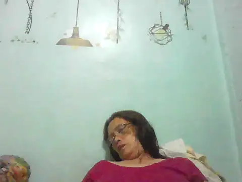 Snapshot of momshe2026 chatting on 06-17-26, 04:19 momshe2026 online show from 06-17-26, 04:19