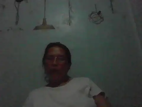 Snapshot of momshe2026 chatting on 06-21-26, 01:13 momshe2026 online show from 06-21-26, 01:13