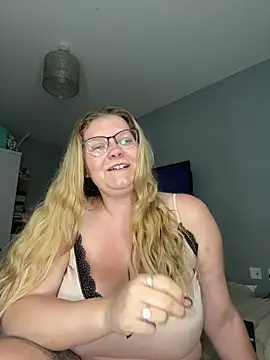 Snapshot of LucieLouBabe chatting on 06-11-26, 10:52 LucieLouBabe online show from 06-11-26, 10:52
