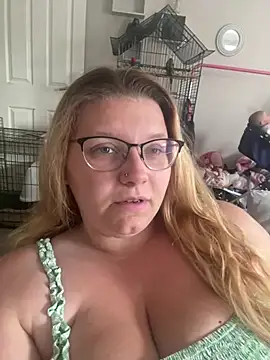 Snapshot of LucieLouBabe chatting on 06-29-26, 01:22 LucieLouBabe online show from 06-29-26, 01:22
