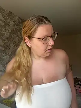Snapshot of LucieLouBabe chatting on 07-09-26, 10:30 LucieLouBabe online show from 07-09-26, 10:30