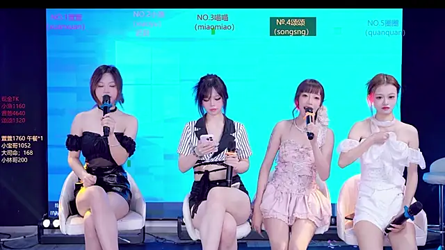 Snapshot of Xt-001 chatting on 06-11-26, 12:32 Xt-001 online show from 06-11-26, 12:32