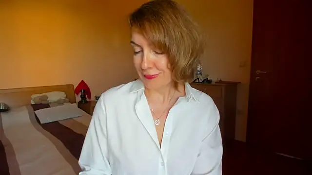 Snapshot of SummerLiza chatting on 06-17-26, 02:40 SummerLiza online show from 06-17-26, 02:40