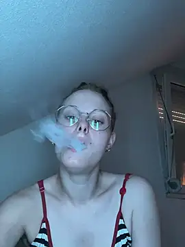 Snapshot of Quenn667 chatting on 06-25-26, 02:10 Quenn667 online show from 06-25-26, 02:10