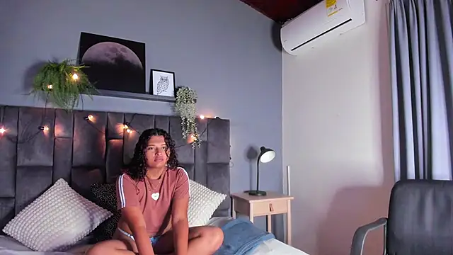 AmeliaLaurent  online show from 06-14-26, 11:45