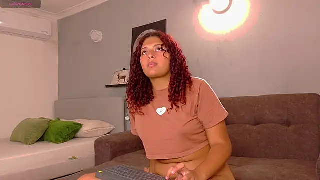 AmeliaLaurent  online show from 06-25-26, 11:53