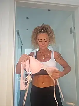 Snapshot of GymMoniMilf chatting on 06-09-26, 12:06 GymMoniMilf online show from 06-09-26, 12:06