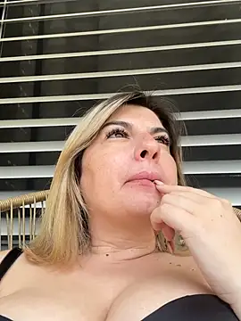 Snapshot of evaxxxcurvyxxx chatting on 06-19-26, 09:57 evaxxxcurvyxxx online show from 06-19-26, 09:57