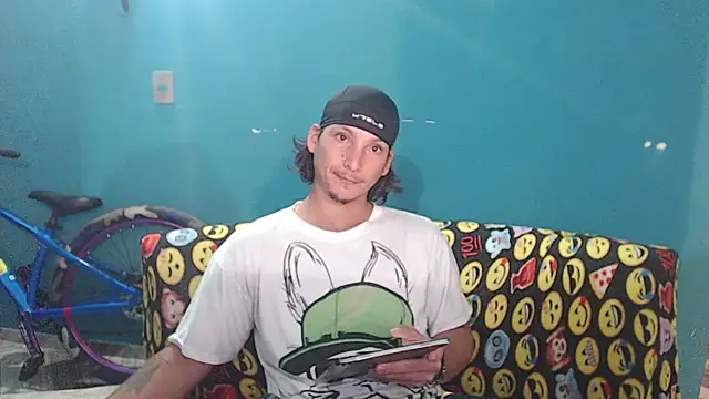 Snapshot of MrKingsaintx chatting on 06-17-26, 01:08 MrKingsaintx online show from 06-17-26, 01:08